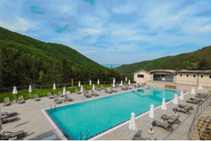 Какво да очаквате от Орбита СПА Хотел Благоевград? Защо почивка в Благоевград? Градът на младостта – така е познат Благоевград. Само на час път от София и в близост до АМ „Струма“, разположението му го прави изключително достъпен не само за столичани, но и за всички пътуващи към и от южната ни съседка Гърция. Благоевград е отлично място за отправна точка към различни дестинации и забележителности – Рилски манастир, Седемте рилски езера и различни маршрути в планините Рила и Пирин, Сандански, Мелник, Стобските пирамиди. Благоевград е идеалното място за отсядане с възможност за еднодневни екскурзии в различни посоки. Разположението му обаче е едно от многото му предимства. Чистият въздух, спокойствието и неповторимият дух, който носи Благоевград, са притегателната сила, довеждаща хиляди туристи тук през всички сезони на годината. Уличките с кафенетата, старинният квартал „Вароша“, прекрасните паркове, безбройните възможности за вкусна храна и среднощни емоции… Това са само малка част от причините да изберете Благоевград за своята почивка. Хижа, къща за гости или хотел Административният център на Област Благоевград предлага безброй възможности за настаняване. От бюджетните частни квартири, през семплите стаи в семейни хотелчета до удобствата и лукса на големите СПА хотели. А ако сте планинари и искате да почивате сред природата, има място и за Вас. Разположен в подножието на югозападните склонове на Рила, Благоевград се намира само на 30-тина минути път от хижите в планината, които предлагат удобно легло на ниски цени. Истината е, че където и да отседнете, топлото посрещане е гарантирано заради гостоприемството на хората от този край на България. Защо Орбита СПА Хотел? А сега за миг затворете очи и си представете място в меката прегръдка на Рила. Тишина и спокойствие. Топъл басейн сред мирис на борове. Отваряте очите си и виждате гледка, която спира дъха Ви. И всичко това само на 5 минути от центъра на Благоевград. Това е Орбита СПА Хотел. Магията на планината, шумът на дърветата и кристално чистият въздух, съчетани с модерна и уютна обстановка, правят Орбита СПА Хотел подходящ както за семейни ваканции, така и за индивидуални и бизнес пътувания, корпоративни събития, обучения и семинари. Част от комплекса е най-големият и модерен СПА център в околността, разположен на площ от 900 кв.м. СПА & Уелнес центъра предлага: ● 2 вътрешни и 2 външни басейна ● масажни студия ● финландска сауна ● билкова сауна ● инфраред сауна ● парна баня ● хамам ● ледено ведро ● просторна релакс зона с камина, фитнес ● козметична стая ● тенис корт ● ресторант с панорамна тераса ● лоби бар и витамин бар ● 2 конферентни зали ● забавления за деца Всичко това е събрано на едно място в Орбита СПА Хотел. Комфортният ресторант с панорамна тераса посреща гостите на хотела, а храната е натурална и чиста, произведена в собствени ферми. Къде да се храним? Центърът на Благоевград е осеян със заведения, ресторантчета и закусвални за хапване на крак. Възможностите да опитате нещо вкусно са безбройни, а любителите на кулинарното изкуство могат да се насладят както на традиционни български ястия, така и на храни, емблематични за различни националности. Цените също варират, в зависимост от категорията на заведението. Орбита СПА Хотел разполага със собствен ресторант, който има и външна панорамна тераса. За избралите Орбита СПА Хотел за своята почивка храната е истински празник за сетивата. За да гарантират качеството на блюдата, които се сервират в Орбита СПА Хотел и за да носят те удоволствието, което гостите очакват, голяма част от продуктите тук са собствено производство. Хотелът разполага със собствени ферма, мандра, колбасарски цех, пивоварна и пекарна. Над 60 вида са продуктите собствено производство - свинско, телешко, агнешко месо, птици и дивеч, колбаси и деликатеси, мляко и млечни продукти, яйца, мед, сладка, конфитюри, горски чайове и билки. А занаятчийската бира ще удовлетвори и най-взискателните почитатели на тази напитка. Къде да се забавляваме? Благоевград е дом на два университета – ЮЗУ „Неофит Рилски“ и Американски университет в България. Хилядите млади хора, които живеят тук, до голяма степен определят ритъма на живот в града. В парка или на басейн, през деня веселите им компании допринасят за неповторимия дух на Благоевград. Вечер кафенетата по централните улички поставят началото на незабравими нощни емоции. Едва ли някой може да каже колко точно са нощните клубове и дискотеките в Благоевград, но те са мястото за среща с приятели, свежо питие и танци под звуците на любимата музика. Пеещите фонтани на площад „Георги Измирлиев“ създават приятна прохлада в летните горещини, а зимата тук е разположено празнично градче от дървени къщички, които привличат минувачите с вкусна скара и ароматно вино. Парковете на Благоевград са зелените острови, предлагащи прекрасно място за разходки, спорт и забавления. Най-големият парк – Бачиново, е свързан с Благоевград посредством „Алея на здравето“, която следва течението на река Бистрица. В самия парк се намира голямо езеро, което е известно с многобройните патици и лебеди, плуващи спокойно в кристално чистите му води. Парк Бачиново предлага и още забавления за малки и големи. Въжен парк и зоокът са на разположение на посетителите целогодишно, а през топлите дни може да покарате водно колело във формата на лебед сред пернатите обитатели на езерото. Почитателите на планинското колоездене могат да се възползват от 4 писти, намиращи се в близост до Благоевград, а пролетните месеци предоставят идеална възможност за любителите на силните усещания – това е най-подходящият период за рафтинг по течението на река Струма. Само на 5 километра от Благоевград се намира и чудесна конна база. Там можете да получите първите си уроци по езда или просто да се разходите наоколо с новите Ви четириноги приятели. През летните месеци можете събирате тен на басейните на Орбита СПА Хотел, а зимата е мека в самия Благоевград и същевременно снежна и красива много близо до него. Само на 30 км се намира ски център „Картала“, предлагащ фрийрайд и всички зимни спортове за начинаещи и напреднали. На почивка с деца? Благоевград е прекрасно място за деца – тихо, сигурно и с чист въздух. До късно вечер през летните месеци градските площади и улички са огласени от детски глъч. Децата Ви ще тичат на воля или ще карат колело, докато Вие спокойно пиете кафето си на площад „Македония“. Обособената огромна пешеходна зона в централна градска част дава възможност за часове в разходки и игри с приятели. Безбройни са детските кътове и площадките на открито, които очакват своите малки посетители. Орбита СПА Хотел пък е идеалното място за отсядане на семейства с деца. Разположението на хотела сред ниските склонове на Рила планина, с тяхната природа и чист въздух, е първото доказателство за това. За най-малките гости на хотела има атрактивни детска съоражения, които са сертифицирани за безопасност, закрит детски басейн, и зала за игри. През топлите месеци на тяхно разположение е и басейн на открито с детска зона и много място за весели игри с топка, федербал или колело. Освен това, наблизо се намира и парка Бачиново, който предлага още забавления за малки и пораснали деца. За малките палавници СПА центърът на Орбита СПА Хотел предлага детски масажи, а ресторантът - атрактивно меню, отговарящо на най-високите стандарти за здравословно и разнообразно хранене на малчуганите. Екскурзии и активности АМ „Струма“, която минава край Благоевград, е основното трасе за пътуващите към слънчевите плажове на южната ни съседка. Два часа е пътят с кола до курортите в северната част на Гърция и тъкмо затова много от местните жители често правят еднодневни плажове там. Не са малко и гостите на Благоевград, които отсядат в града и през деня пътуват до Гърция, за да се порадват на морето. Благоевград е идеалното място за кратък отдих и за уморените от път чуждестранни туристи, отправили се към Гърция. Географското положение на Благоевград го прави изключително подходящ като начална точка за различни еднодневни екскурзии до природни и исторически забележителности в Югозападна България. Само на 40 км от тук се намира най-големият манастир на Балканския полуостров – Рилски манастир. Рилския манастир е един от най-значимите културни паметници в България, символ на страната ни. Рилския манастир е включен в списъка за световното наследство на ЮНЕСКО. Рилски манастир е основан през Х век от Св. Йоан Рилски Чудотворец и всяка година посреща милиони туристи от цял свят. На връщане от Рилския манастир, можете да отбиете към село Стоб, където се намират едни от най-популярните скални пирамиди в България – Стобските пирамиди. Южната перла на Югозападна България – град Сандански, е само на 60 км от Благоевград. Наречен е с името на известния български революционер Яне Сандански. В района на Сандански се смята, че е роден и живял водачът на най-голямото въстание в древността Спартак от тракийското племе меди. Паметникът на Спартак е един от символите на града. Още малко на юг от Сандански се намират местността Рупите и храмът на Ванга. Според местните жители мястото носи изключително силен заряд, а горещите минерални извори наоколо го правят още по-атрактивно. В района е и най-малкият град в България, Мелник, и разположеният в непосредствена близост Роженски манастир. За любителите на природата има пряка пътека от Мелник към Роженския манастира, която минава през природния феномен Мелнишки пирамиди. Мелник е изходна точка за хижа „Пирин“ и хижа „Малина“, които се намират в Пирин планина. Роженският манастир е средновековен манастир, най-големият в Пиринска Македония. Благоевград е изключително подходящ и като отправна точка към Седмете рилски езера. За по-малко от час почитателите на планината ще стигнат до началната станция на лифта, който ще ги качи до хижа „Рилски езера“. От хижата започва едно незабравимо приключение с гледки към Долното езеро, Рибното езеро, Трилистника, Близнака, Бъбрека, Окото, Сълзата. Само на 30 км от Благоевград пък се намират ски-парк „Картала“ и биосферен резерват „Парангалица“. Там е и един от входовете към Национален парк Рила. И като заговорихме за планини, на 40 км от Благоевград е проходът Предела, който разделя Рила и Пирин. Световно известният планински курорт Банско е на 60 км от Благоевград и посреща своите посетители с възрожденската си архитектура, калдъръмени улички и автентична кухня. Долината на река Струма е един от регионите у нас, утвърдени в производството на грозде и вино. Ако сте почитатели на виното може да направите кратка екскурзия от Благоевград до някоя от винарските изби наоколо, където ще може да дегустирате различни сортове вино и да се запознаете с пътя на тази напитка от лозето до бутилката. Благоевград предлага и редица забележителности, които можете да посетите в самия град или доста близо до него. Една от тях е крепостта в близкото село Дренково, която с разкопките си разказва приказки за античната технология на винопроизводството. В самия град Ви очакват старинният квартал „Вароша“, парк „Ловен дом“, зоопарк Благоевград, православен мемориален комплекс „Памет и вяра“ и още музеи, църкви, галерии. Всеки, посетил веднъж Благоевград, остава влюбен в него. И се връща отново – независимо от сезона. Заради спокойствието и чистия въздух, заради природните и исторически забележителности, заради вечно младия дух. Това е Благоевград и той Ви очаква!