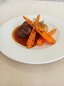 8 март в Орбита СПА Хотел 8 март в Орбита СПА Хотел teleshki stek s glazirani morkovi i pechen kartof sus sos ju