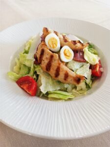 Храната - един от най-важните критерии за избор на почивка Храната - един от най-важните критерии за избор на почивка ceaser salad orbita spa