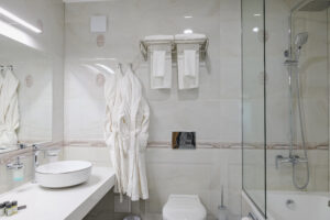 Разлика между стая Лукс и стая Делукс в Орбита СПА Хотел Разлика между стая Лукс и стая Делукс в Орбита СПА Хотел apartment bathroom orbita spa