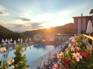 Разликата между почивка и екскурзия и кое да изберете за зимния сезон? sunset_Orbita_pool